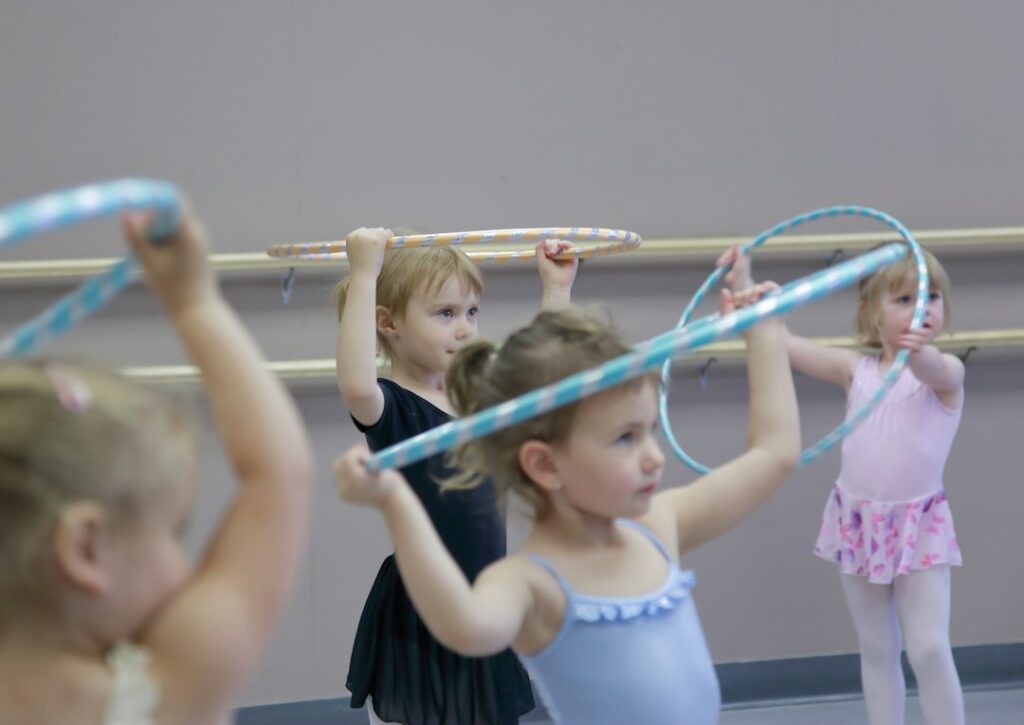 Bambine durante una lezione di danza in sala