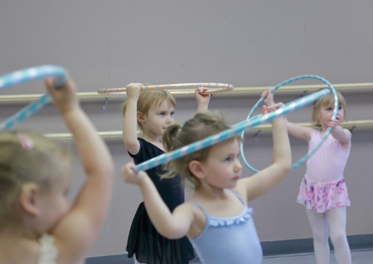 Bambine durante una lezione di danza in sala